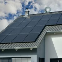 Neue Solaranlage auf einem neu errichteten moderen Wohnhaus
